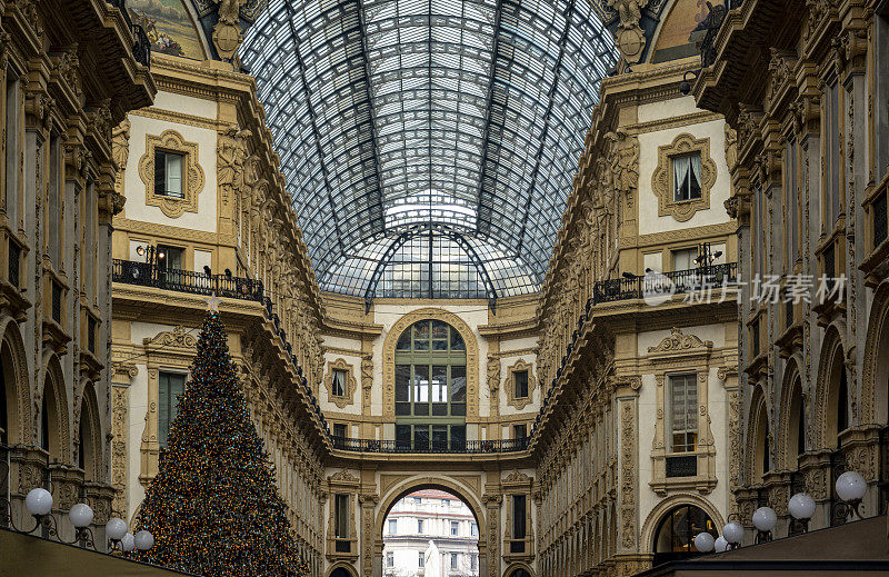 埃马努埃莱二世Galleria Vittorio Emanuele II和圣诞树
